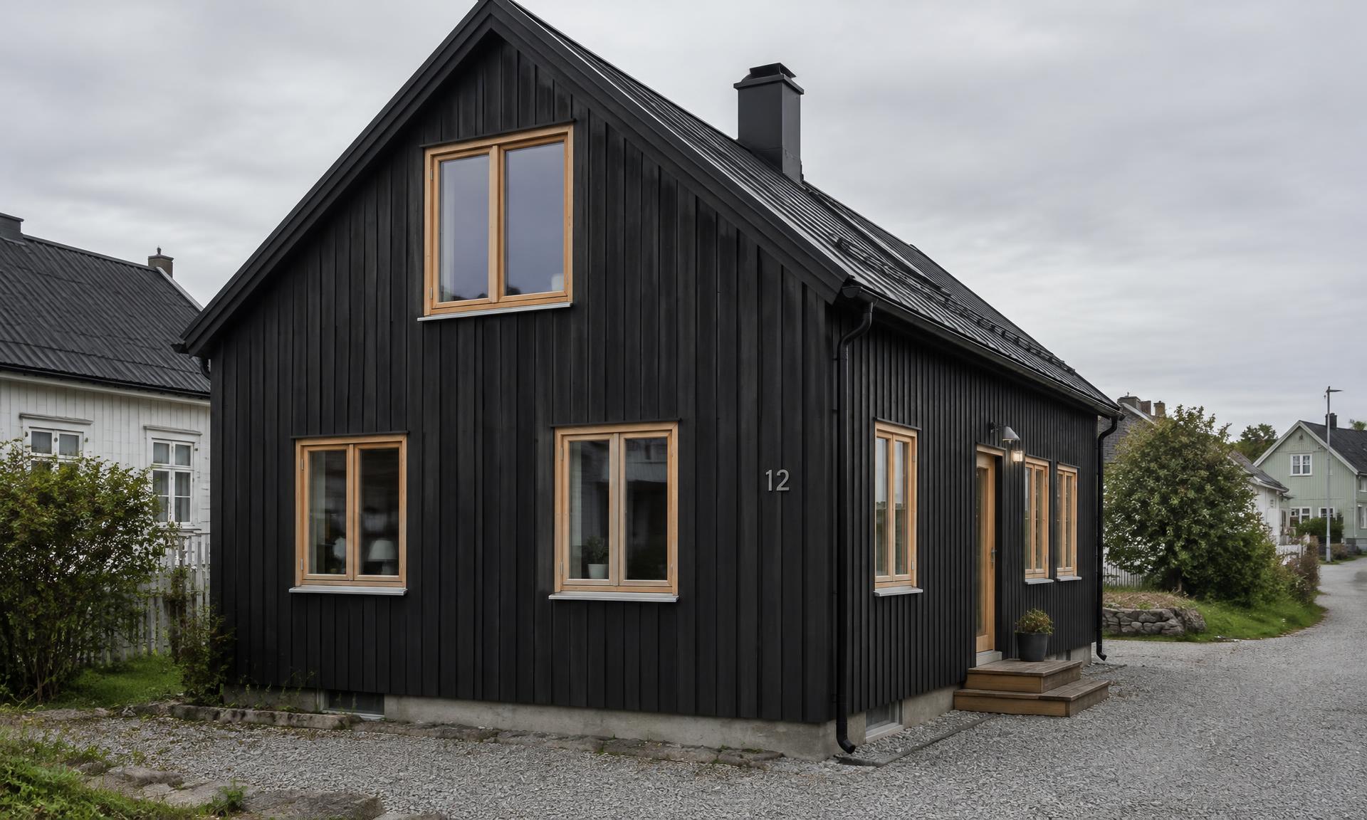 Stående kledning, mørk fasade